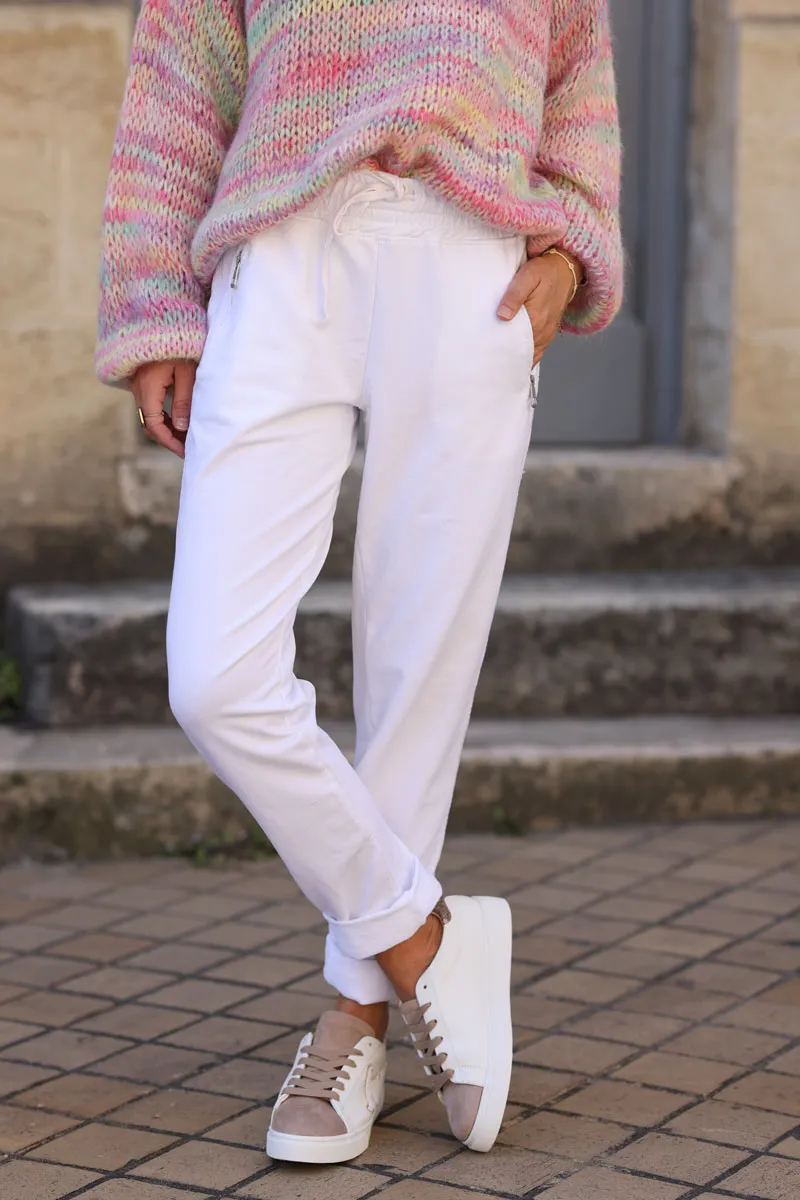 Jogging blanc en coton ceinture élastique et poches zips liseré broderie chevrons