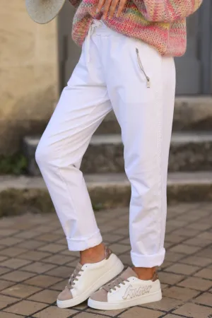 Jogging blanc en coton ceinture élastique et poches zips liseré broderie chevrons