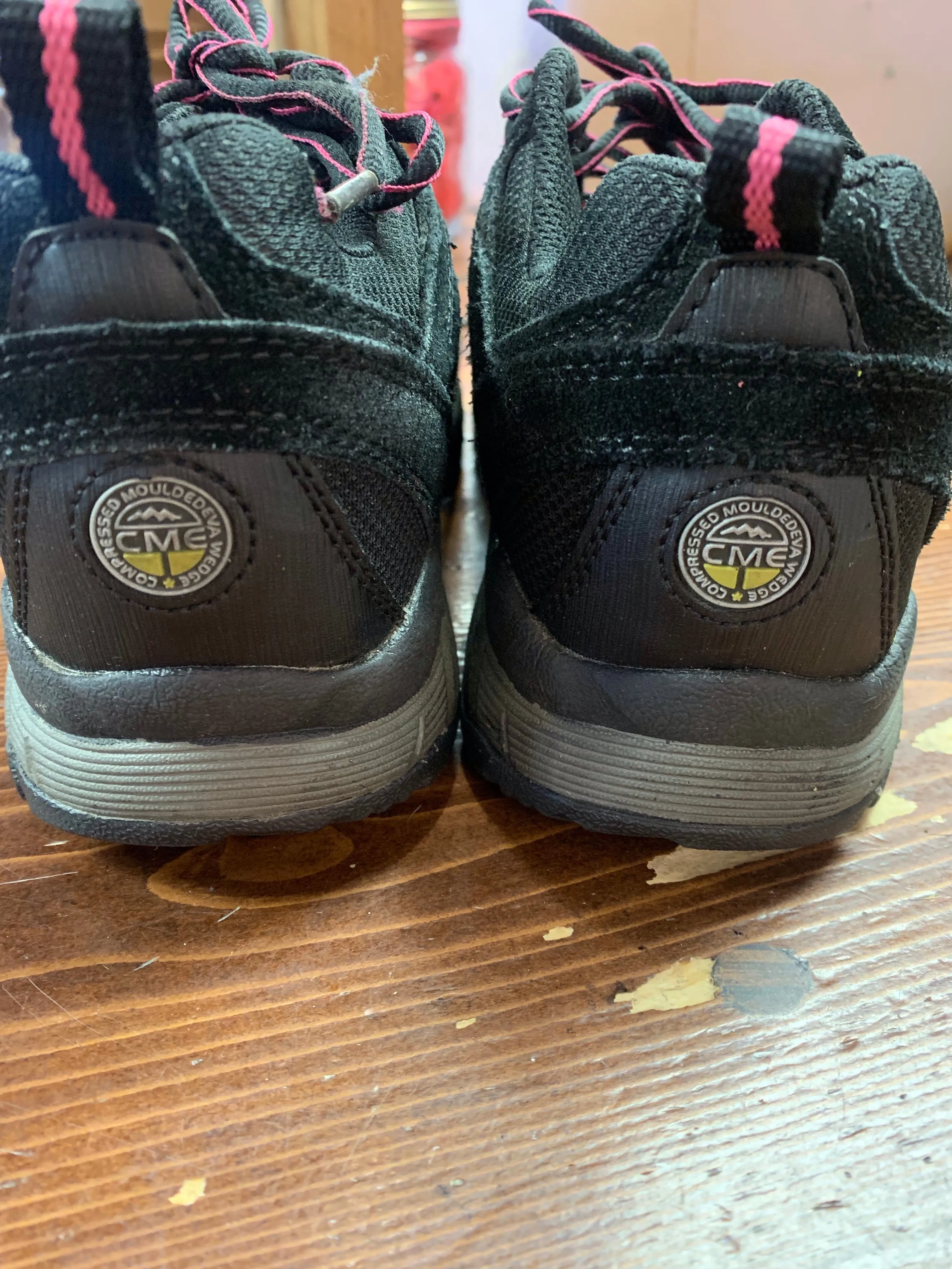 Women’s Steel Toe Work Shoes (Size 6)