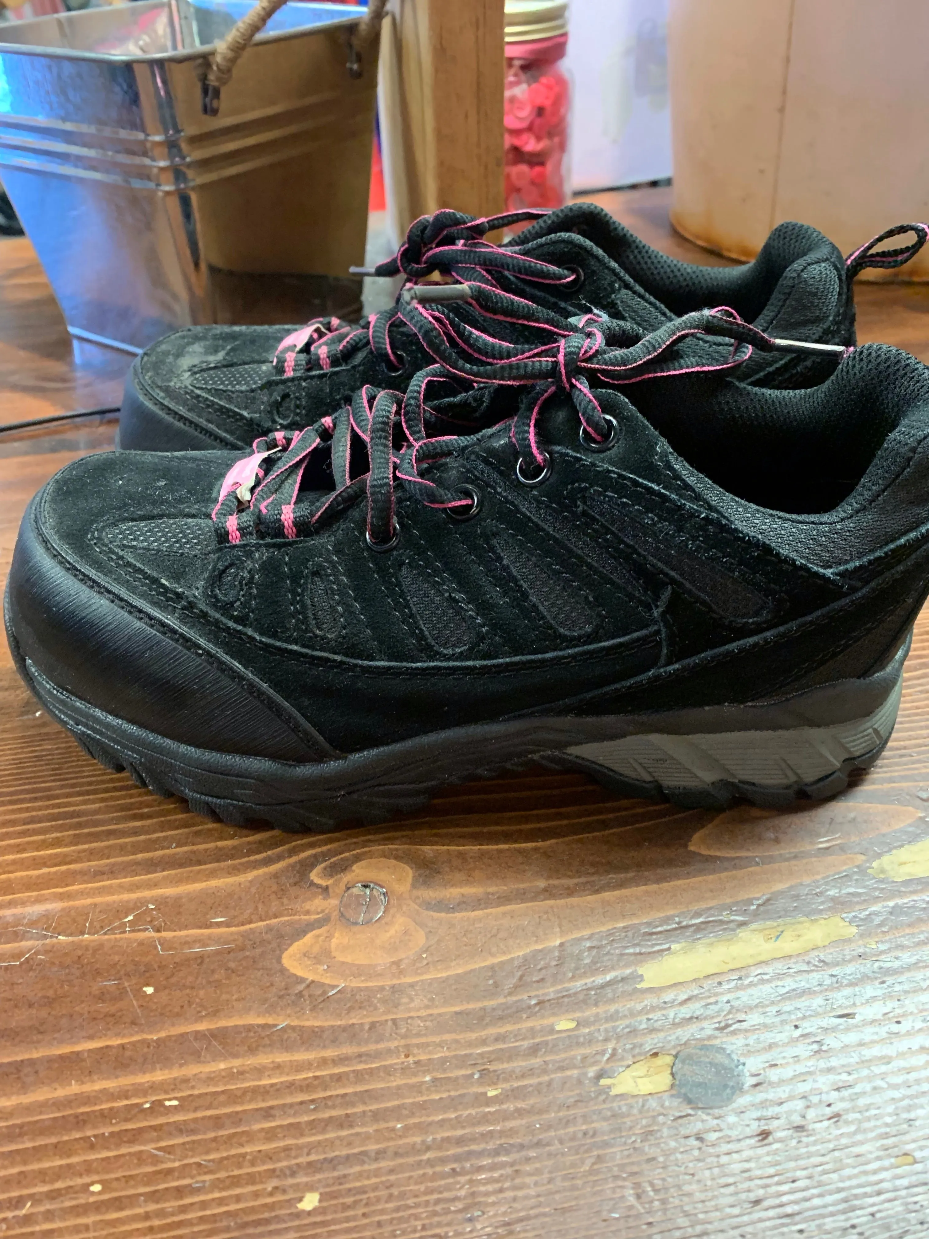 Women’s Steel Toe Work Shoes (Size 6)